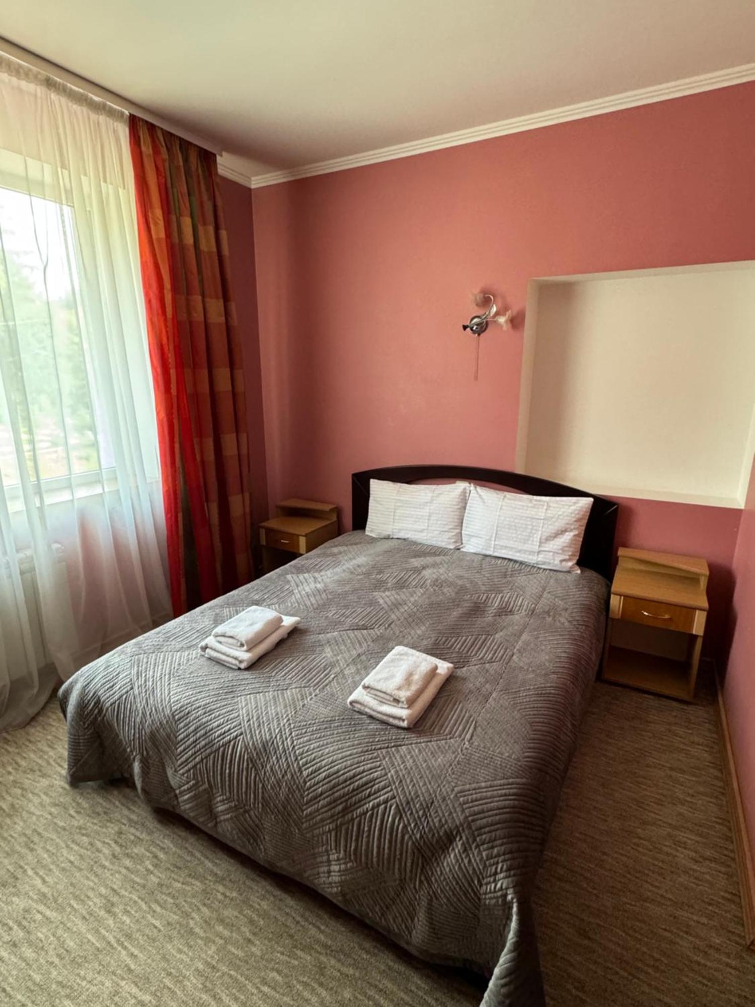 Hotel Лелеч Tatariv Esterno foto